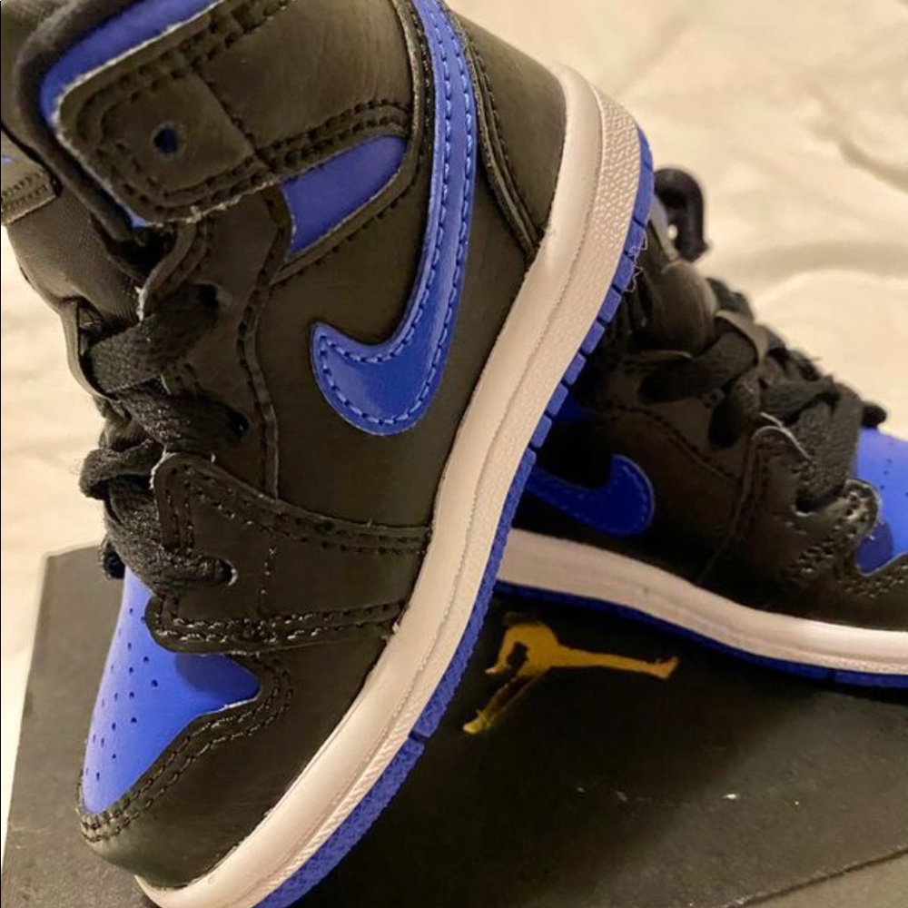 ❤️SOLD❤️ JORDAN 1 MID, Size 5C